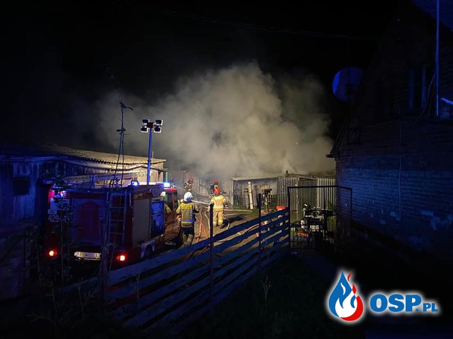 Nocny pożar budynku gospodarczego w Smardzewie. W akcji 6 zastępów strażaków. OSP Ochotnicza Straż Pożarna