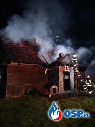 Drewniany dom w płomieniach. 9-osobowa rodzina została bez dachu nad głową. OSP Ochotnicza Straż Pożarna