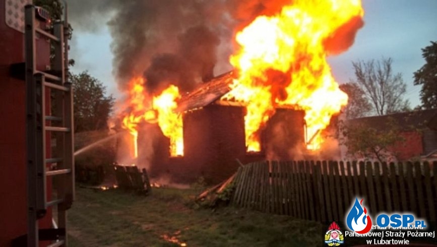 Groźny pożar domu w powiecie lubartowskim. W akcji 7 zastępów strażaków. OSP Ochotnicza Straż Pożarna