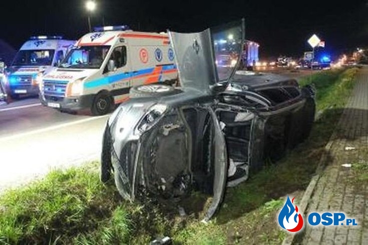 Volvo na boku, rozbity citroen. Dwie osoby ranne po wypadku w Orłach. OSP Ochotnicza Straż Pożarna