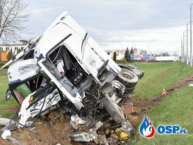 Kierowca skody wjechał wprost pod cysternę. Tragiczny wypadek w Białej Podlaskiej. OSP Ochotnicza Straż Pożarna