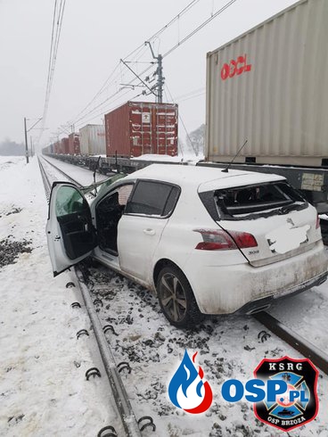 Samochód zderzył się z pociągiem towarowym. Świadkowie wyciągnęli kobietę z wraku auta. OSP Ochotnicza Straż Pożarna