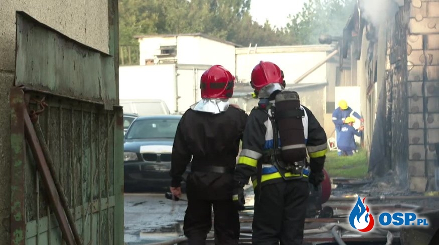 Dwa samochody spłonęły w pożarze warsztatu samochodowego na Pomorzu OSP Ochotnicza Straż Pożarna