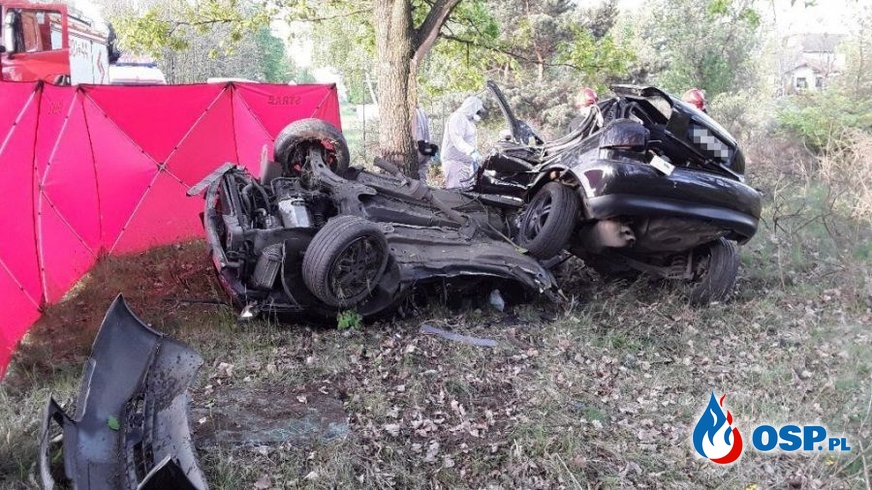 Audi złamało się na pół po zderzeniu z drzewem. Zginął 19-letni kierowca. OSP Ochotnicza Straż Pożarna