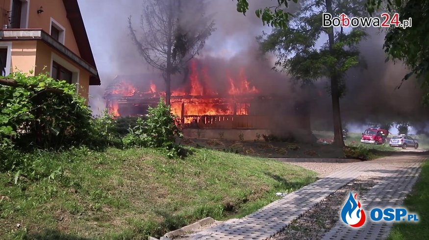 Drewniany dom w ogniu. Budynek niemal doszczętnie spłonął. OSP Ochotnicza Straż Pożarna