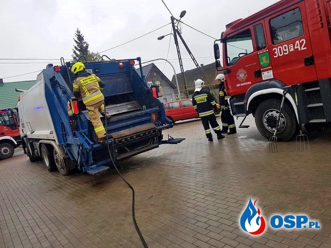 Płonąca śmieciarka przyjechała pod remizę OSP Santocko OSP Ochotnicza Straż Pożarna