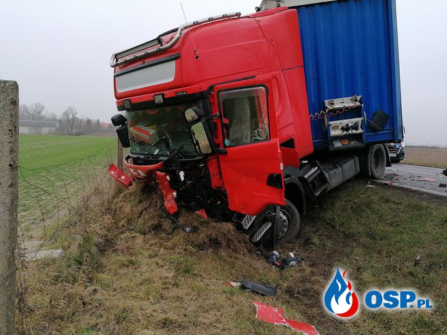 Dwie osoby zginęły w czołowym zderzeniu auta z ciężarówką OSP Ochotnicza Straż Pożarna