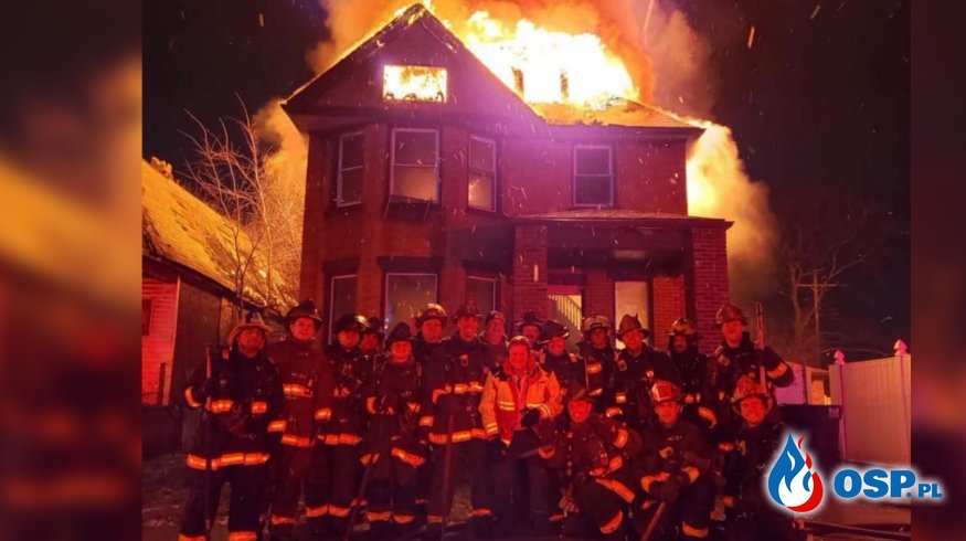 Strażacy zrobili sobie zdjęcie na tle płonącego budynku. Będą konsekwencje? OSP Ochotnicza Straż Pożarna
