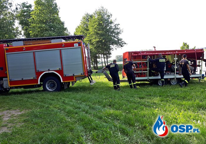Ćwiczenia w Słupcy z przetłaczania wody na znaczne odległości OSP Ochotnicza Straż Pożarna