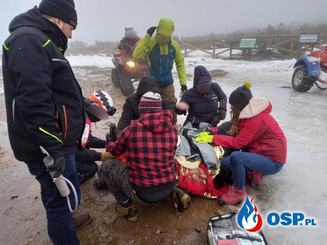 Strażacy podczas górskiej wędrówki udzielili pomocy rannemu mężczyźnie OSP Ochotnicza Straż Pożarna
