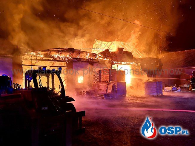 Pożar w zakładzie produkującym opał. W akcji kilkanaście zastępów strażaków. OSP Ochotnicza Straż Pożarna