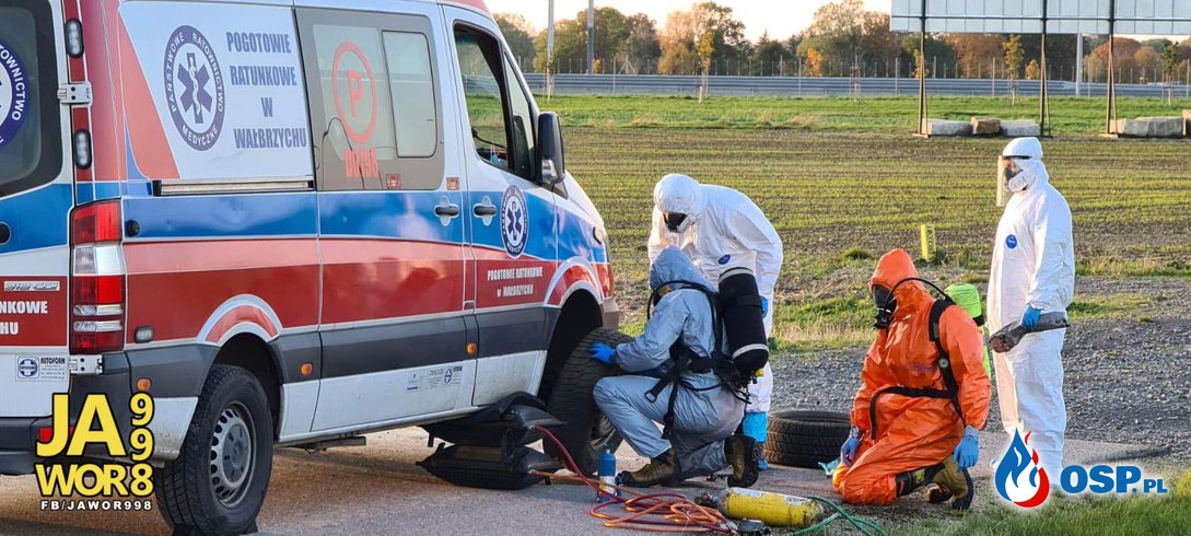 Strażacy pomogli ratownikom wymienić koło w karetce. Ambulans wiózł pacjenta z koronawirusem. OSP Ochotnicza Straż Pożarna