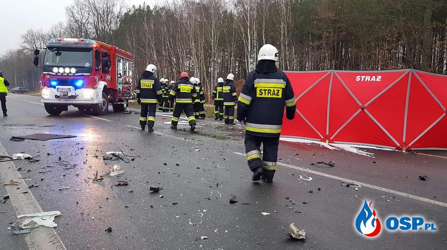 Tragiczny wypadek w Kujawsko-Pomorskiem. Kierowca osobówki zginął po zderzeniu z autobusem. OSP Ochotnicza Straż Pożarna