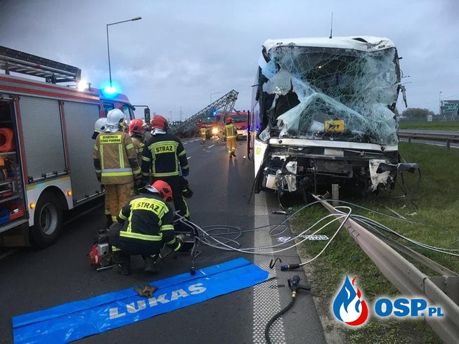 Groźne zderzenie autobusu z traktorem pod Poznaniem. Jedna osoba w szpitalu. OSP Ochotnicza Straż Pożarna