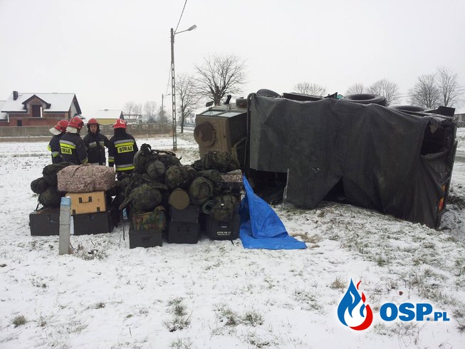 Przewrócona wojskowa ciężarówka OSP Ochotnicza Straż Pożarna