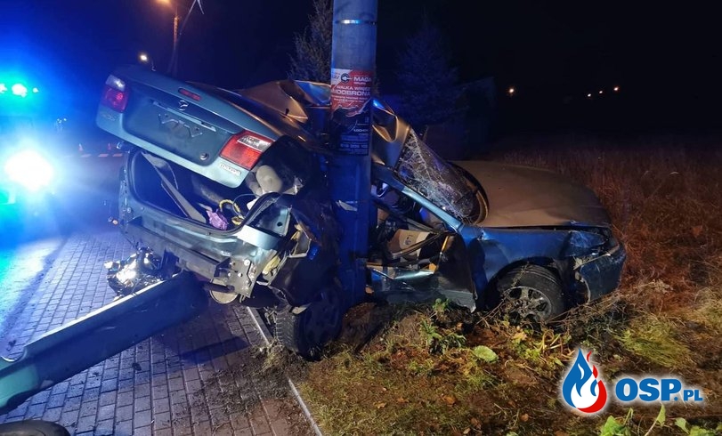 Tragiczny wypadek w Łochowie. Samochód owinął się wokół słupa. OSP Ochotnicza Straż Pożarna