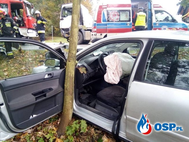 Samochód osobowy na łuku drogi zderzył się z ciężarówką. Dwie osoby ranne. OSP Ochotnicza Straż Pożarna