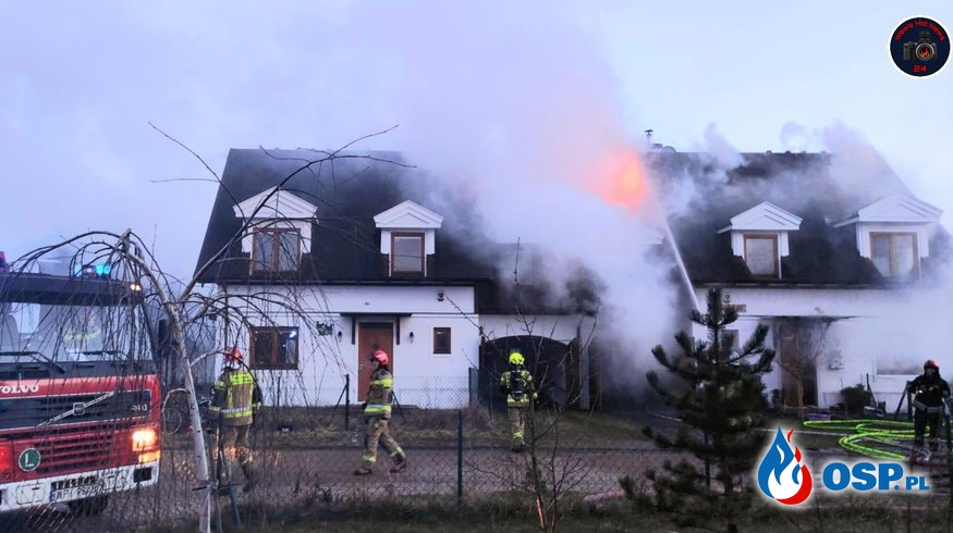 Pożar domu pod Warszawą. Mieszkańcy zdążyli uciec przed ogniem. OSP Ochotnicza Straż Pożarna