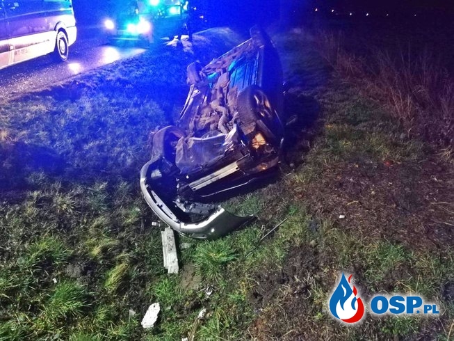 Subaru wpadło w poślizg i dachowało. Wypadek na Dolnym Śląsku. OSP Ochotnicza Straż Pożarna