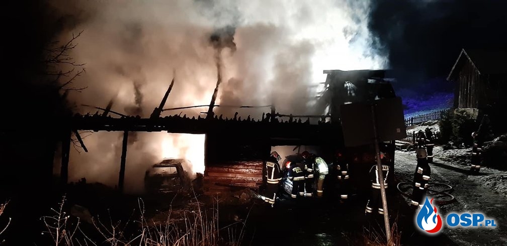 Drewniana stodoła w ogniu. Wewnątrz spłonęły dwa samochody. OSP Ochotnicza Straż Pożarna
