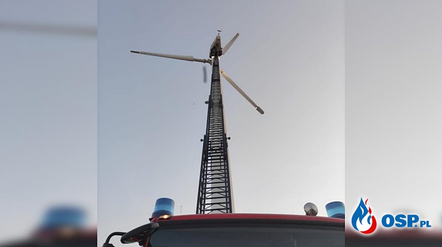 Pożar wiatraka w Kamienicy Śląskiej. W akcji 40-metrowa drabina i dron. OSP Ochotnicza Straż Pożarna