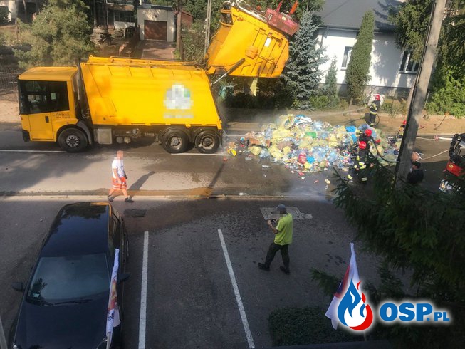  Kierowca płonącej śmieciarki przyjechał do straży OSP Ochotnicza Straż Pożarna