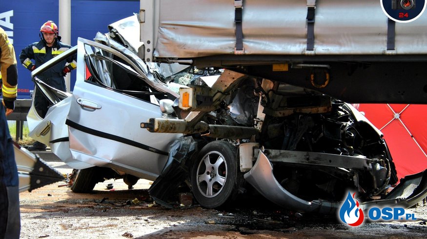 Auto zmiażdżone między ciężarówkami. Jedna osoba zginęła w wypadku na S8 OSP Ochotnicza Straż Pożarna