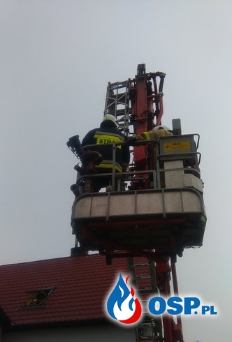 Niestabilny komin grożący zawaleniem. OSP Ochotnicza Straż Pożarna