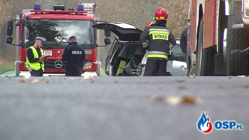 Tragiczne zderzenie daewoo i mazdy. 1 osoba nie żyje, 5 rannych. OSP Ochotnicza Straż Pożarna
