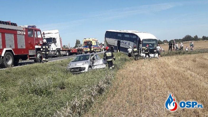 Wypadek autobusu PKS z samochodem osobowym na DK 25. OSP Ochotnicza Straż Pożarna