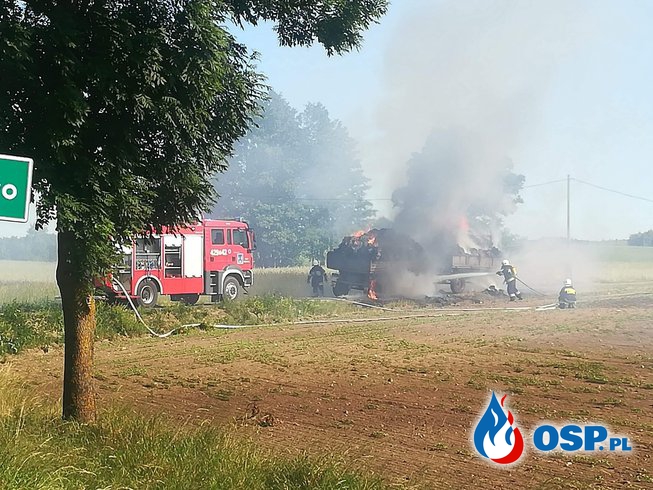 07.06 Pożar dwóch przyczep z sianem oraz trawy przy poboczu DW 201. OSP Ochotnicza Straż Pożarna