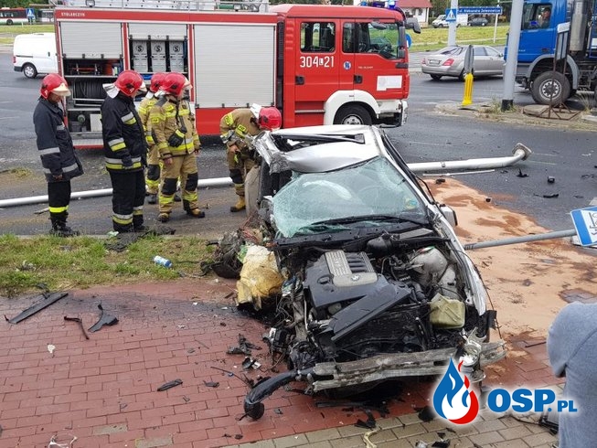 Kierowca BMW rozbił auto na słupie. Potem rzucił się z pięściami na ratowników. OSP Ochotnicza Straż Pożarna