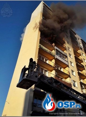 Ogień odciął lokatorowi drogę ucieczki. Strażacy ewakuowali go z balkonu. OSP Ochotnicza Straż Pożarna