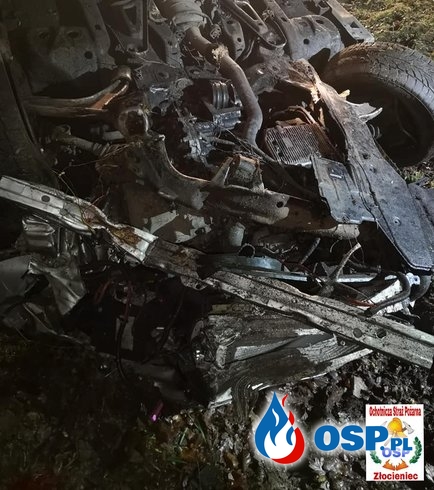 Auto uderzyło w drzewo na wysokości 2 metrów i dachowało OSP Ochotnicza Straż Pożarna