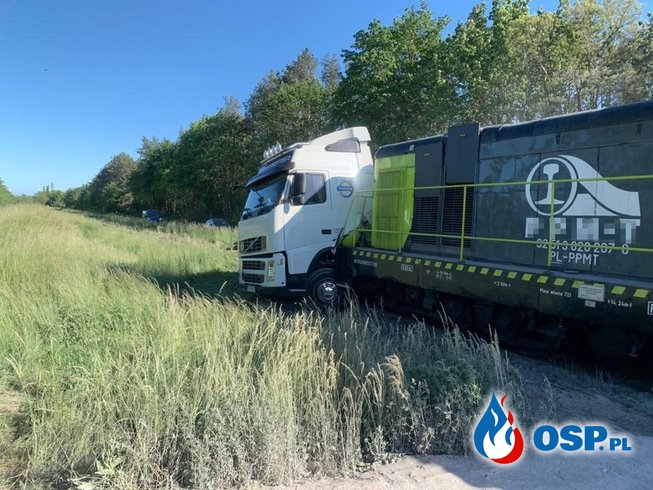 Wjechał ciężarówką wprost pod jadącą lokomotywę OSP Ochotnicza Straż Pożarna