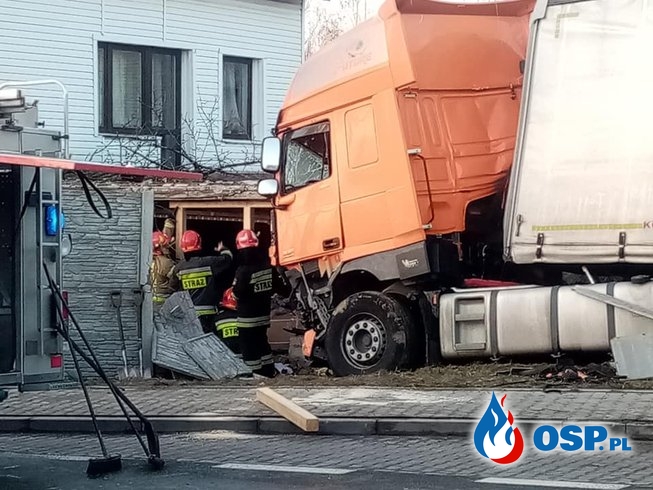 Dwie osoby nie żyją, trzecia walczy o życie. Zderzenie auta z ciężarówką w Czajowicach. OSP Ochotnicza Straż Pożarna