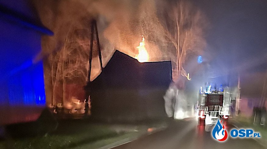 13 zastępów strażaków gasiło płonący dom w Czerwiennem. Udało się uratować sąsiednie zabudowania. OSP Ochotnicza Straż Pożarna