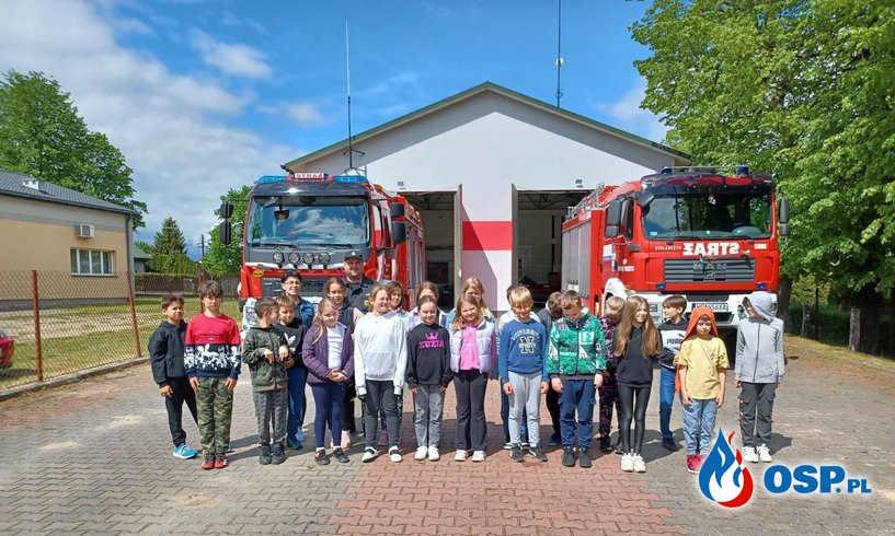 Wizyta uczniów klasy IIIb szkoły podstawowej z Zespołu Szkół im. Integracji Europejskiej Nowym Mieście w OSP OSP Ochotnicza Straż Pożarna