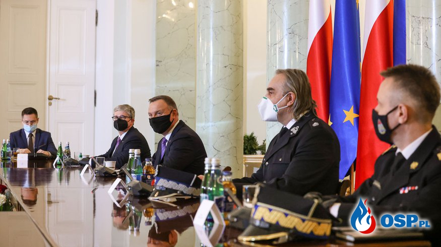 Prezydent Andrzej Duda spotkał się ze strażakami OSP i PSP. "W walce z pandemią stanęli na wysokości zadania". OSP Ochotnicza Straż Pożarna