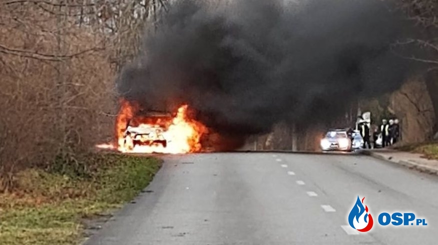 Pożar policyjnego radiowozu. Pojazd drogówki doszczętnie spłonął. OSP Ochotnicza Straż Pożarna