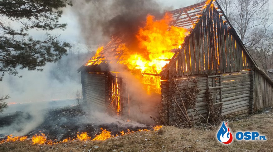 Drewniana stodoła doszczętnie spłonęła. Pożar we wsi pod Sejnami. OSP Ochotnicza Straż Pożarna