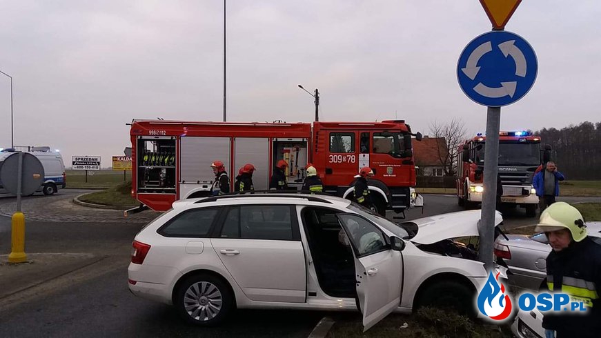 Wypadek w Opolu-Wrzoskach. Jeden samochód uderzył w latarnię, drugi wypadł z drogi. OSP Ochotnicza Straż Pożarna
