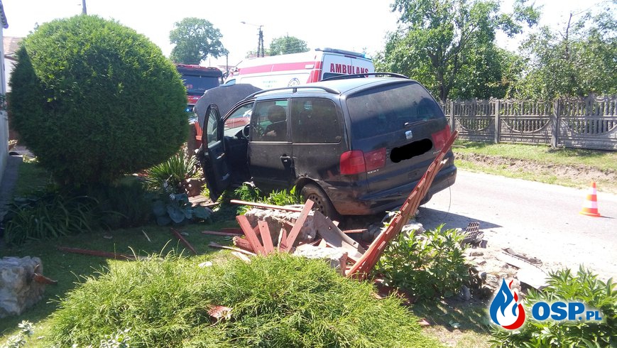 Samochód osobowy uderzył w ogrodzenie Pławno 24-06-2016r. OSP Ochotnicza Straż Pożarna