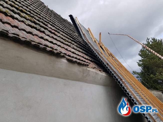 Wiatr zerwał dach z remizy OSP Falmirowice. Strażacy byli wtedy na akcji. OSP Ochotnicza Straż Pożarna