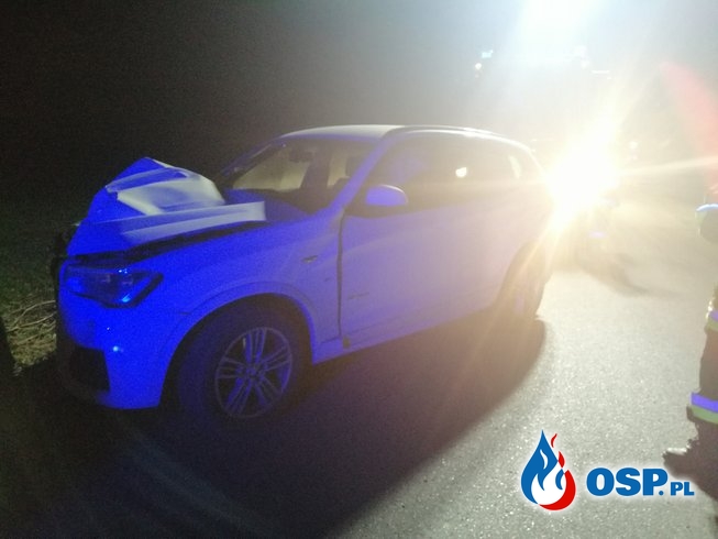BMW uderzyło w drzewo na drodze łączącej DK15 i DK16 - Nastajki OSP Ochotnicza Straż Pożarna