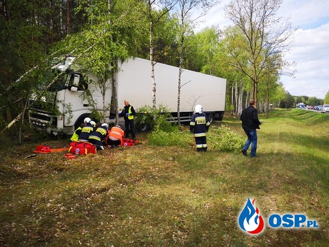 Ciężarówka wjechała w las. Kierowca trafił do szpitala. OSP Ochotnicza Straż Pożarna