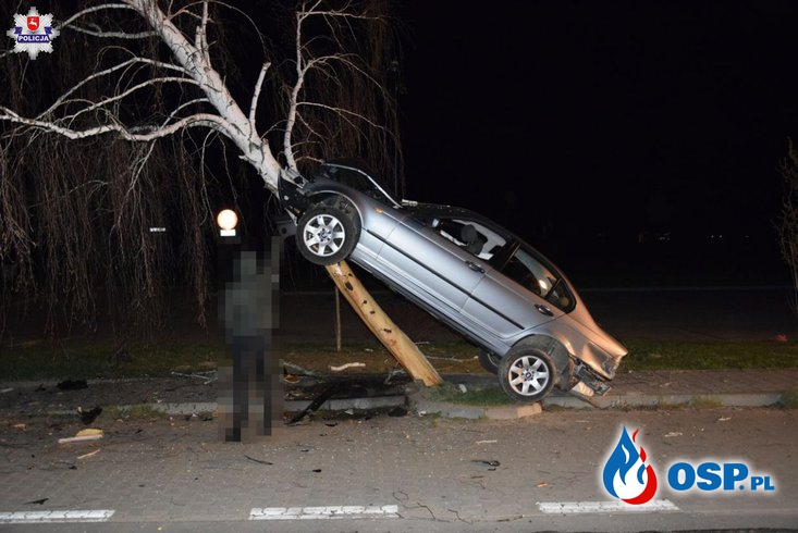 Pijany kierowca "zaparkował" na drzewie OSP Ochotnicza Straż Pożarna