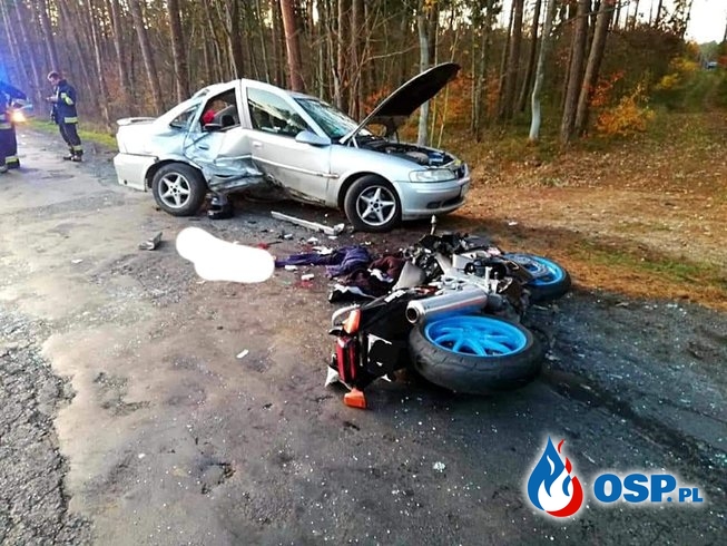 Motocykl wbił się w bok samochodu. Jedna osoba zginęła. OSP Ochotnicza Straż Pożarna