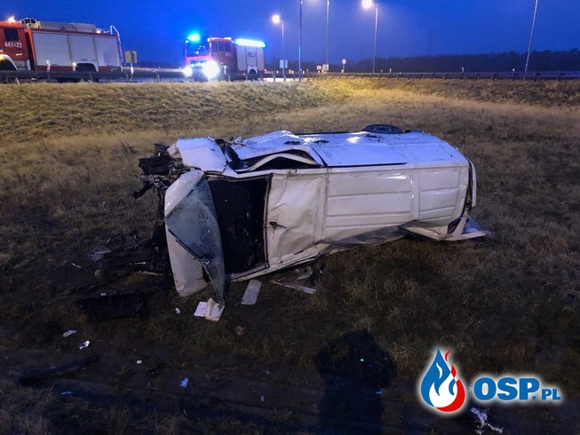 Dwie osoby ranne po dachowaniu busa na autostradzie A4 OSP Ochotnicza Straż Pożarna