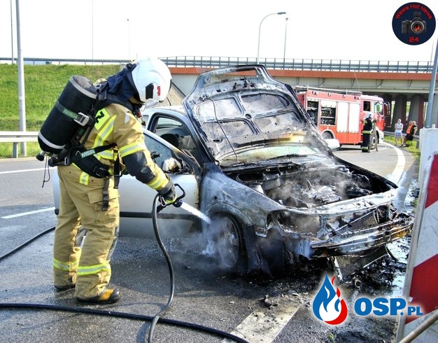 Pożar samochodu na S8 pod Warszawą. Chwilę wcześniej auto uległo awarii. OSP Ochotnicza Straż Pożarna